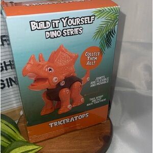NEW, BUILD IT YOURSELF DINO SERIES SET, TRICERATOPS THIS IS A NEW BUILD IT